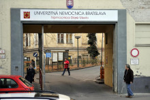 Na snímke Univerzitná nemocnica Bratislava – Nemocnica Staré Mesto na Mickiewiczovej ulici.  FOTO: TASR/P. Neubauer