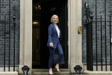 Britská premiérka Liz Trussová odchádza z Downing Street 10 na zasadnutie parlamentu v Londýne. FOTO: TASR/AP