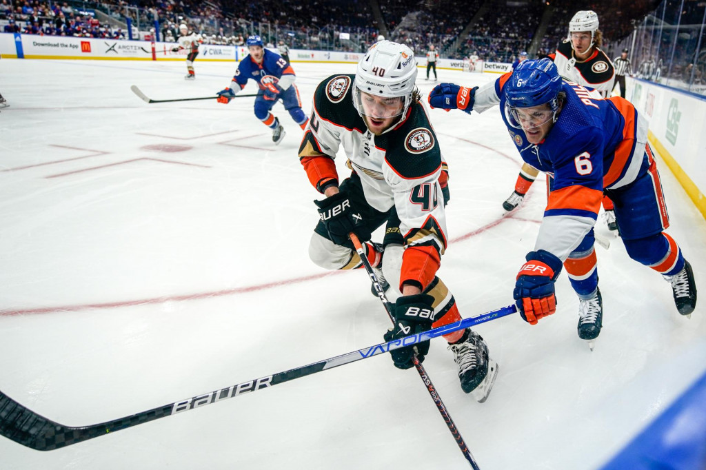 Slovenský hokejista Pavol Regenda (Anaheim Ducks) a Ryan Pulock (New York Islanders) bojujú o puk. FOTO: TASR/AP