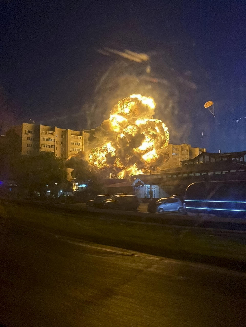 Plamene a dym stúpajú z miesta, na ktoré dopadlo vojenské lietadlo v rezidenčnej oblasti ruského mesta Jejsk. FOTO: TASR/AP