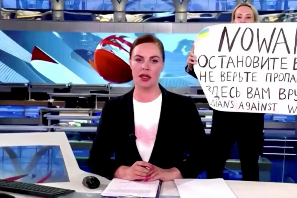 Ruská novinárka Marina Ovsjannikovová sa stala známou vďaka protestu proti vojne na Ukrajine.
