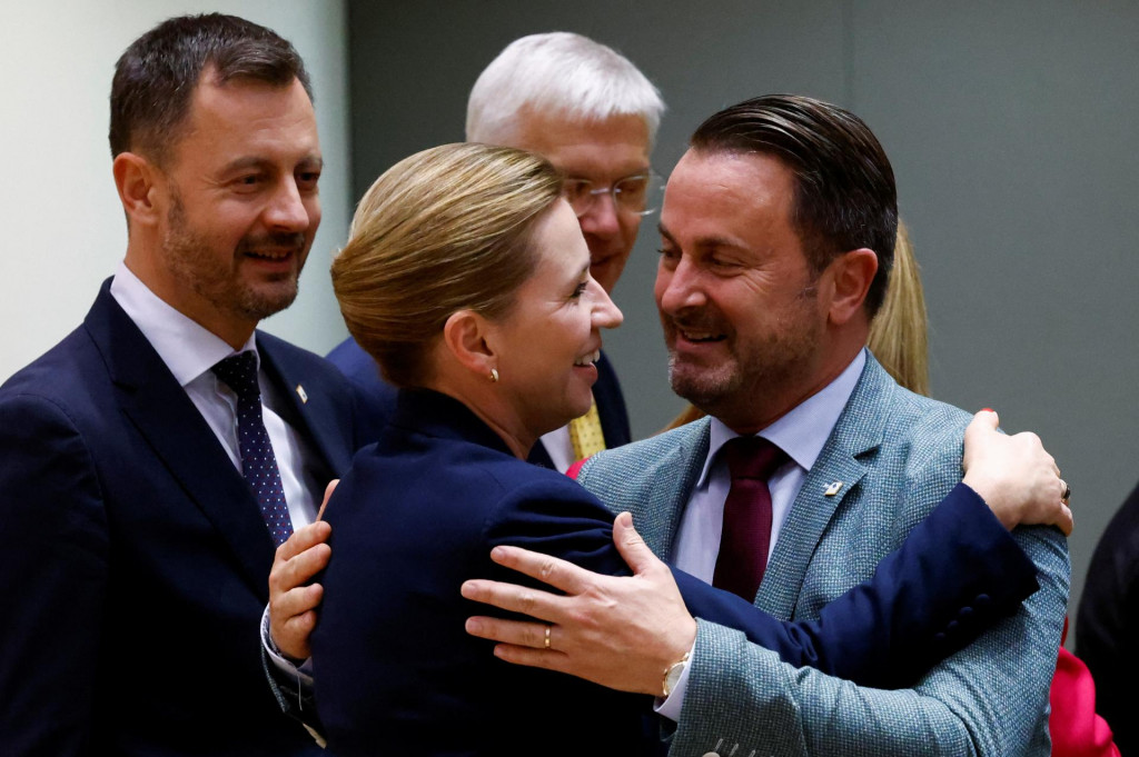 Dánska premiérka Mette Frederiksenová sa víta s luxemburským premiérom Xavierom Bettelom. Vedľa nich slovenský predseda vlády Eduard Heger.

FOTO: REUTERS