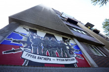 Nástenná maľba zobrazujúca žoldnierov ruskej súkromnej polovojenskej organizácie Wagnerova skupina v Belehrade. FOTO: TASR/AP