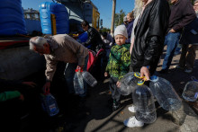 Obyvatelia Mykolajivu napĺňajú fľaše pitnou vodou, keďže hlavné zásobovacie potrubie pitnej vody v Chersonskej oblasti bolo poškodené. FOTO: REUTERS