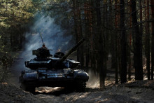 Ukrajinskí vojaci riadia ukoristený ruský tank. FOTO: REUTERS