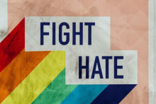 ”Bojuj s nenávisťou,” píše sa na obrázku.