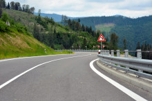 Nové asfaltky sľubujú pred voľbami župani viacerých krajov. FOTO: TASR/P. Ďurčo