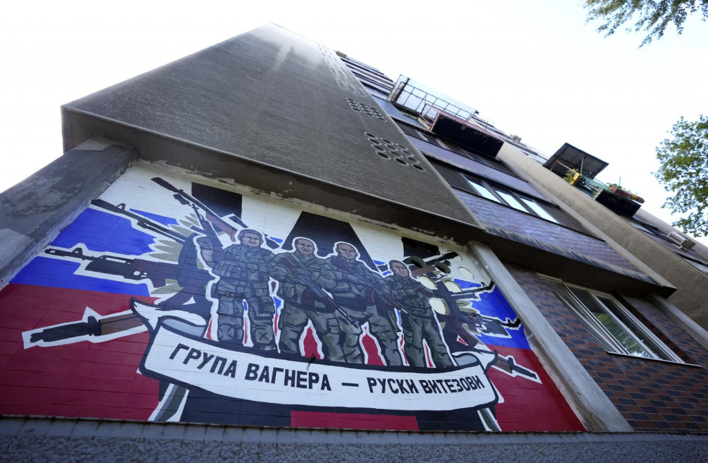 Nástenná maľba zobrazujúca žoldnierov ruskej súkromnej polovojenskej organizácie Wagnerova skupina v Belehrade. FOTO: TASR/AP