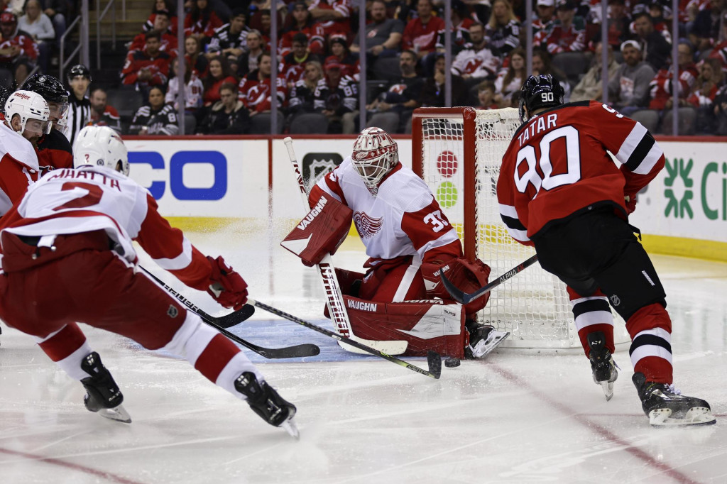 Slovenský hokejista Tomáš Tatar (New Jersey Devils) strieľa na bránku. FOTO TASR/AP
