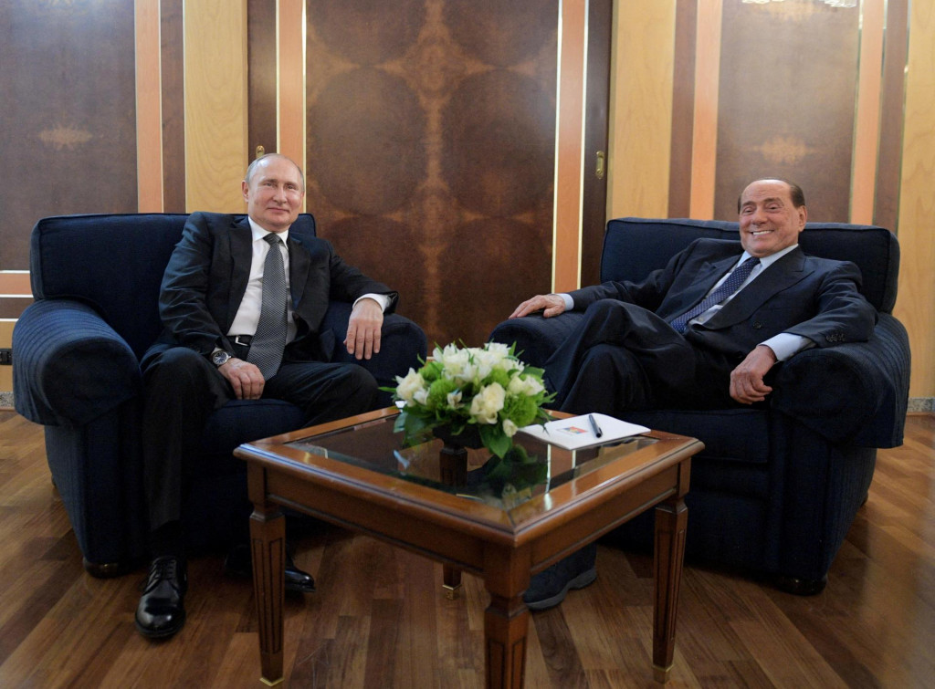 Ruský prezident Vladimir Putin a Silvio Berlusconi na spoločnom stretnutí v roku 2019. FOTO: Reuters