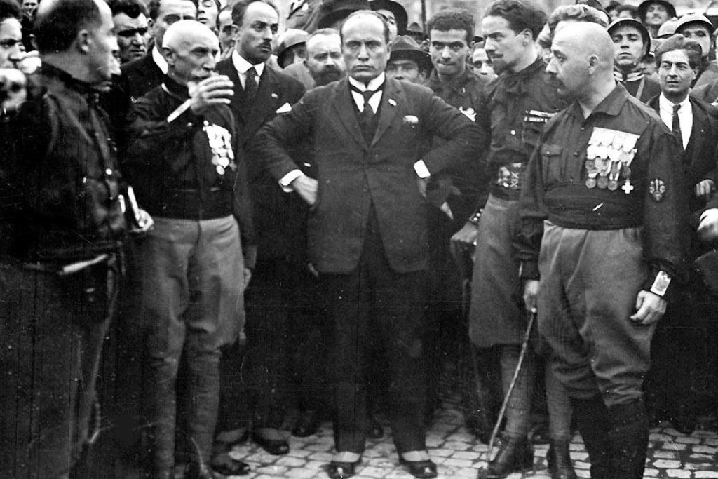 Benito Mussolini (v strede) si pred začiatkom pochodu na Rím zapózoval s vojenskými veliteľmi fašistov, potom sa ale stiahol do bezpečia a čakal, ako nátlaková akcia dopadne.