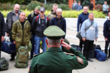 Hoci Kremeľ sľuboval, že mobilizácia sa dotkne len rezervistov s vojenskými skúsenosťami, komisariáty reálne odvádzajú prakticky kohokoľvek. FOTO: Reuters