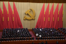 Otváracia ceremónia 20. zjazdu Čínskej komunistickej strany. FOTO: TASR/AP
