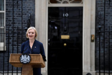 Britská premiérka Liz Trussová oznamuje rezignáciu na svoju funkciu. FOTO: Reuters