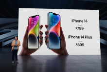 iPhone 14 Plus začína oficiálne na cene 1 149 eur za model so 128 GB úložiskom, iPhone 14 kúpite od 999 eur vo verzii so 128 GB úložiskom. FOTO: Apple