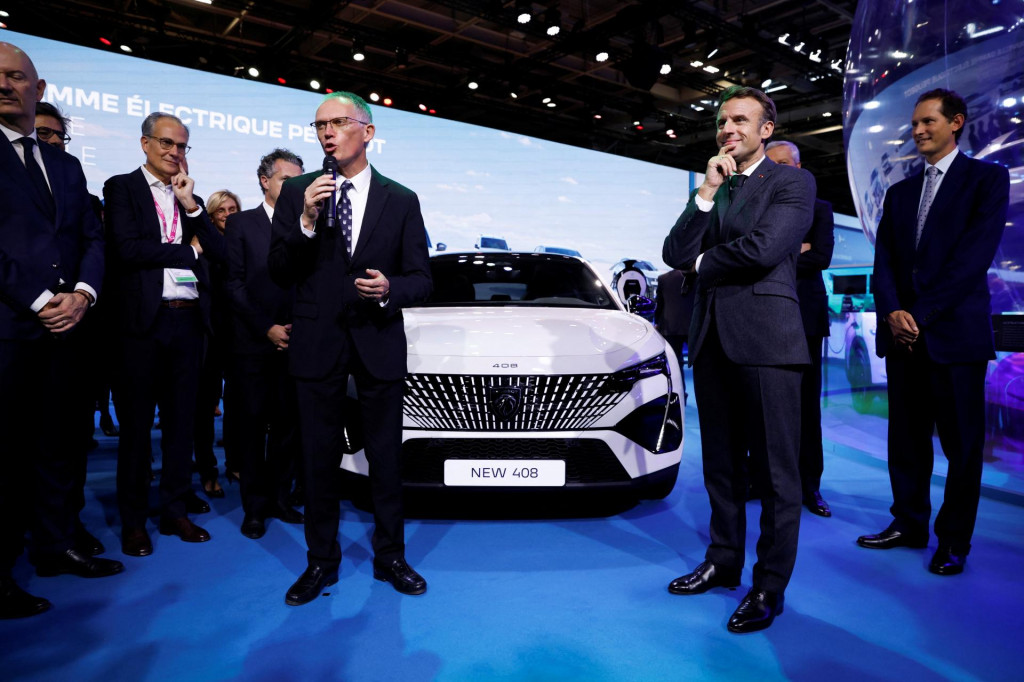 Šéf Stellantisu Carlos Tavares a francúzsky prezident Emmanuel Macron na autosalóne 2022 Paris Auto Show v Paríži.