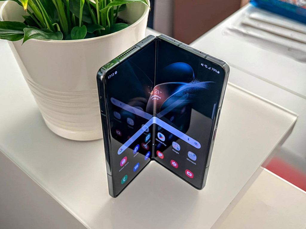 Samsung Galaxy Z Fold 4 je vyspel&aacute; skladačka, ktor&aacute; sa nehod&iacute; pre každ&eacute;ho. FOTO: Alžbeta Harry Gavendov&aacute;/HN