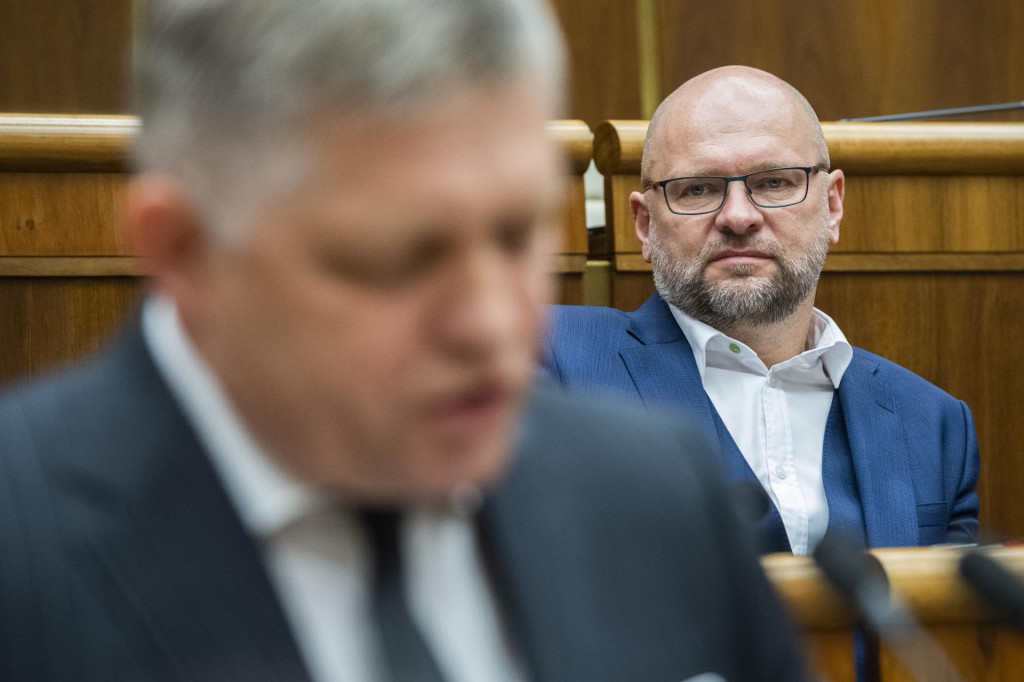V popred&iacute; poslanec a &scaron;&eacute;f strany Smer Robert Fico, za ktor&yacute;m sed&iacute; poslanec a l&iacute;der SaS Richard Sul&iacute;k. FOTO: TASR/Jaroslav Nov&aacute;k