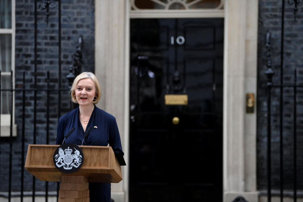 Britská premiérka Liz Trussová oznamuje rezignáciu na svoju funkciu. FOTO: Reuters