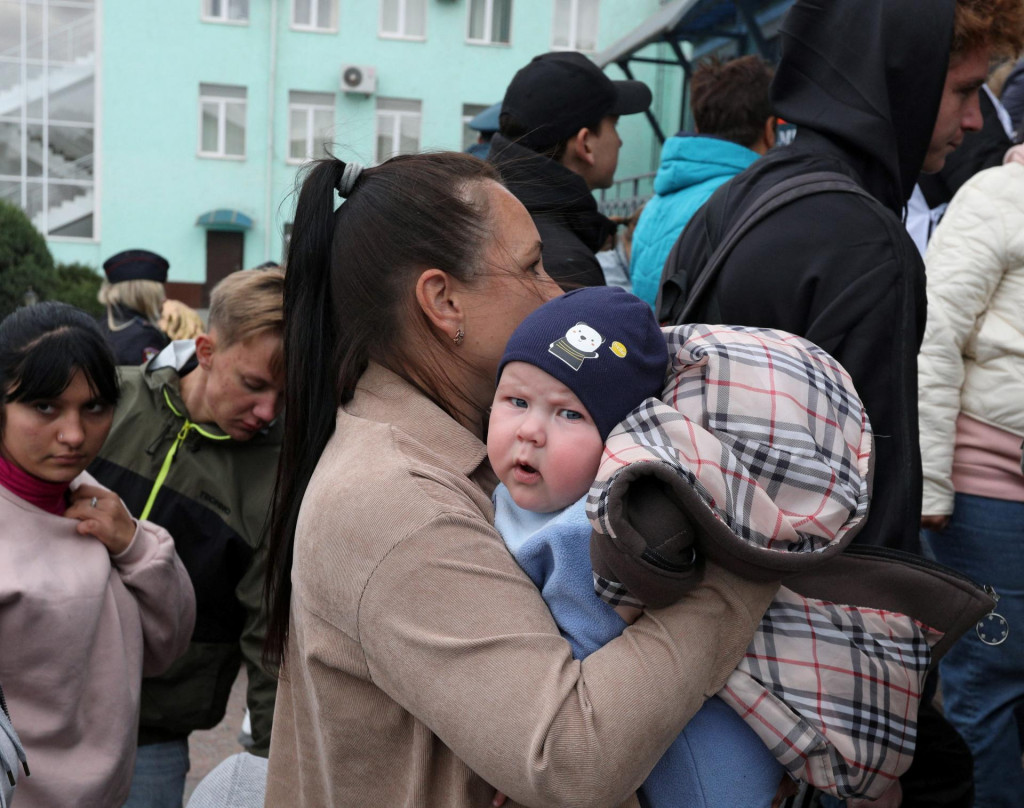 Evakuovaní civilisti z Chersonu. FOTO: REUTERS