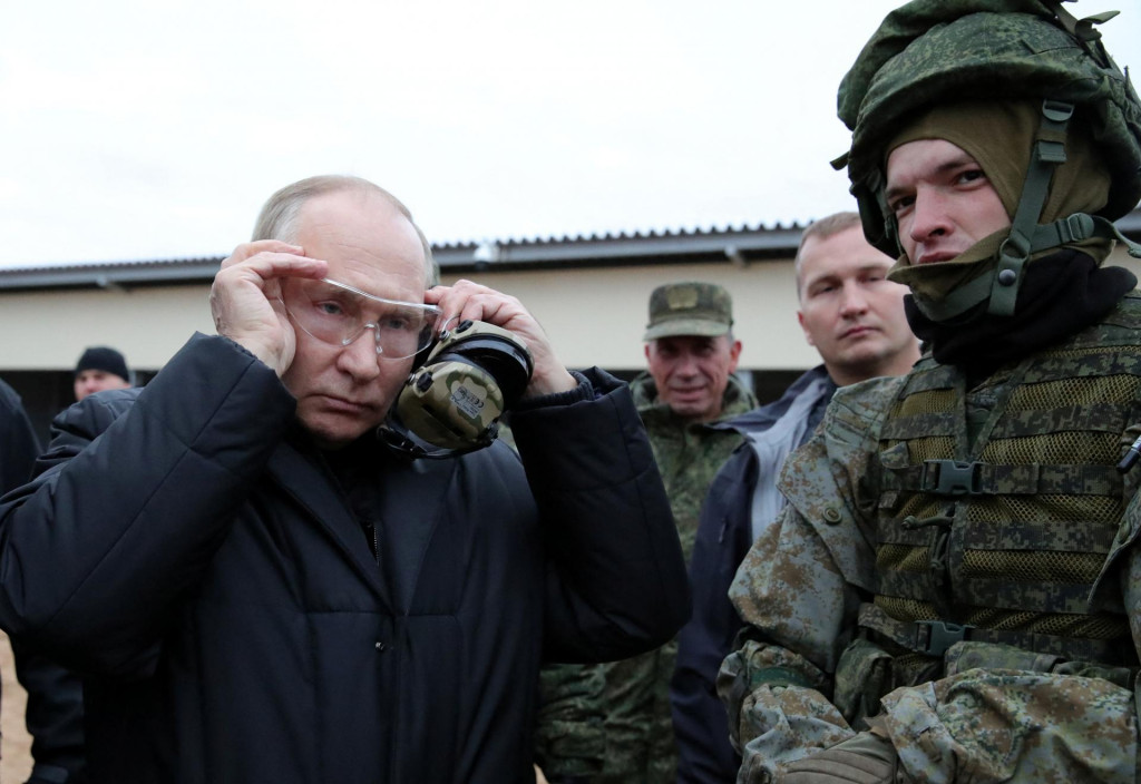 Vladimir Putin si skúša okuliare pri návšteve výcvikového strediska pre mobilizovaných záložníkov v Riazanskej oblasti. FOTO: REUTERS