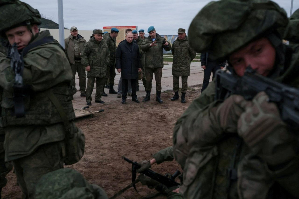 Fotografia ruských mobilizovaných záložníkov a Vladimira Putina. FOTO: REUTERS