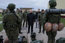 Ruský prezident Vladimir Putin počas návštevy cvičiska pre mobilizovaných záložníkov v Riazanskej oblasti. FOTO: REUTERS