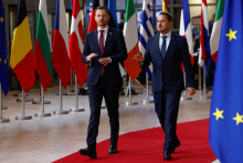 Slovenský premiér Eduard Heger a luxemburský premiér Xavier Bettel sa zúčastňujú na summite lídrov Európskej únie. FOTO: Reuters