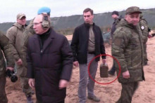 Putinov človek držal v ruke kufrík, ktorý sa podobal na takzvaný atómový.