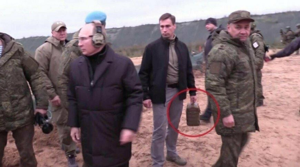 Putinov človek držal v ruke kufrík, ktorý sa podobal na takzvaný atómový.