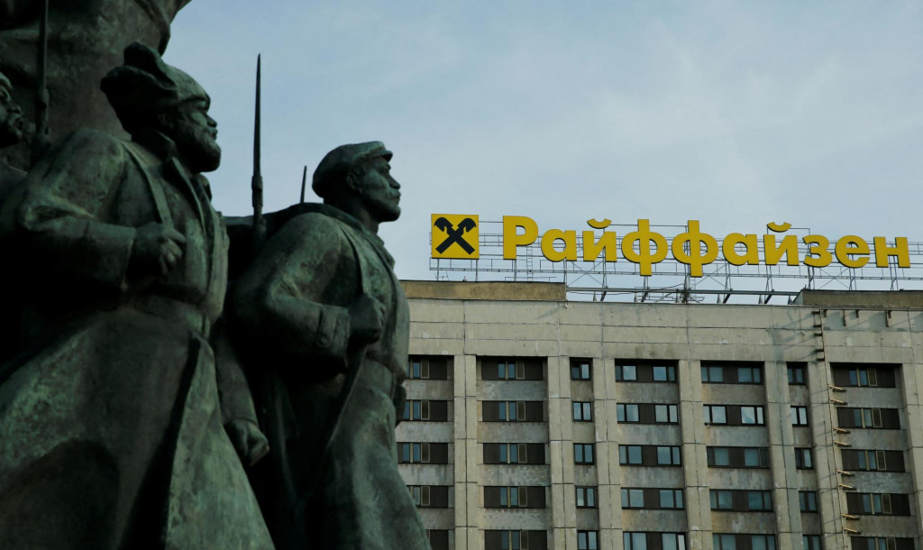 Banka Raiffeisen v Rusku. FOTO: Reuters