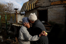 Obyvatelia ukrajinského Charkova plačú pri svojom dome, ktorý zničil ruský útok. FOTO: REUTERS