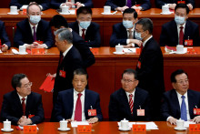 Bývalý čínsky prezident Chu Ťin-tchao opúšťa svoje miesto počas záverečného ceremoniálu 20. národného kongresu Komunistickej strany Číny. FOTO: REUETRS