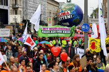 Demonštranti počas protestu na podporu energetickej nezávislosti od Ruska v Berlíne, 22. októbra 2022. FOTO: REUTERS