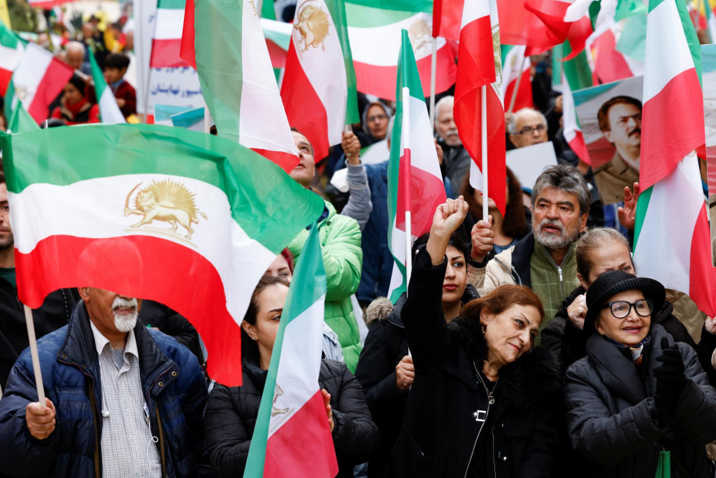 Demonštranti v Bruseli mávajú bývalou iránskou vlajkou na protest proti súčasnému režimu Iránu počas októbrového samitu EÚ. FOTO: REUTERS