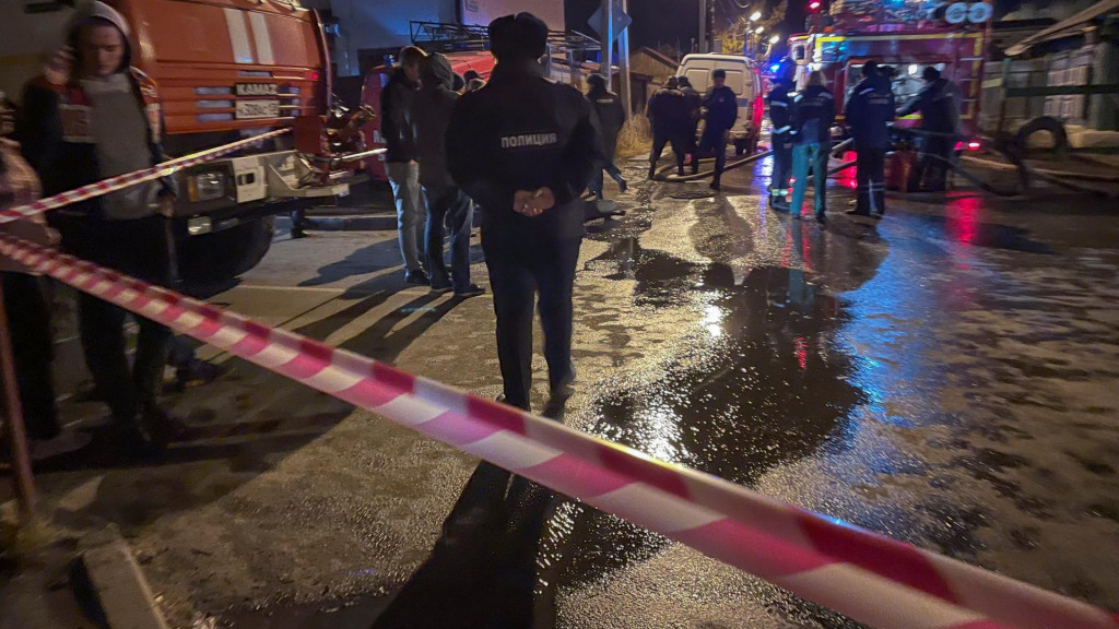 Situácia po zrútení sa lietadla na obytnú budovu v meste Irkutsk. FOTO: Reuters