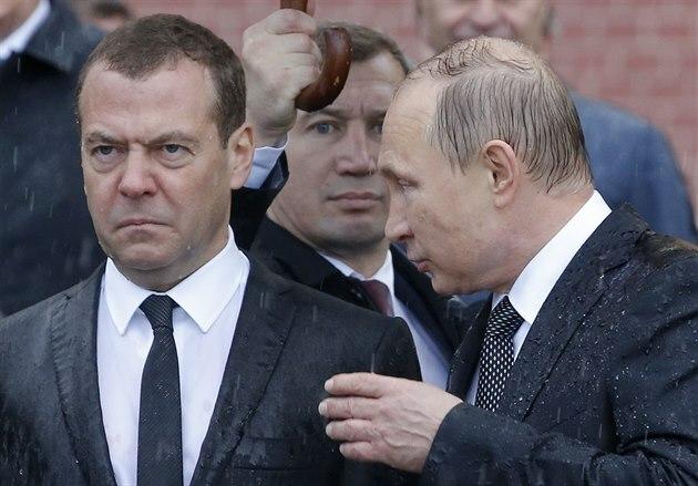 Medvedev: Zvyšujeme produkciu tankov a kanónov. Vy na Západe si len počkajte