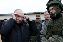 Ruský prezident Vladimír Putin si prišiel pozrieť výcvik mobilizovaných rezervistov. FOTO: Reuters