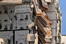 V neapolskom cintoríne sa zrútila budova s rakvami.