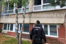 Základnú školu na Prokofievovej ulici v bratislavskej Petržalke pre požiar evakuovali.