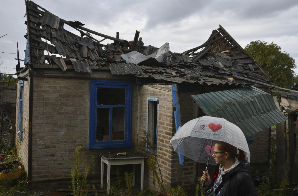 Obyvateľka jednej z dedín na Ukrajine. FOTO: TASR/AP

