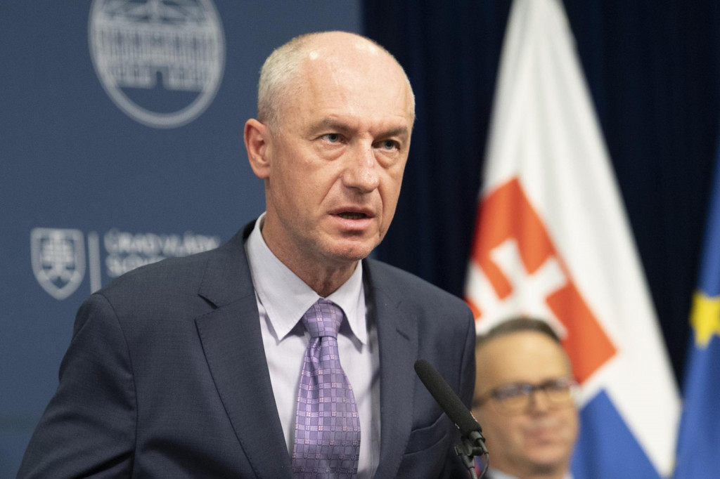 Minister hospod&aacute;rstva Karel Hirman upresnil, že sch&eacute;ma je určen&aacute; pre v&scaron;etk&yacute;ch podnikateľov na &uacute;zem&iacute; Slovenska. FOTO: TASR/Pavel Neubauer