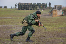Novomobilizovaný ruský záložník sa zúčastňuje výcviku na strelnici v Doneckej oblasti. FOTO: Reuters