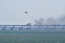 Ôsmeho októbra došlo k poškodeniu Krymského mosta ponad Kerčský prieliv. FOTO: TASR/AP


