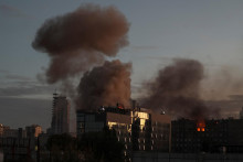 Budovy v Kyjeve po zásahu dronov, ktoré Rusko dodal Irán. FOTO: Reuters