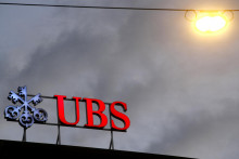 Logo švajčiarskej banky UBS je vidieť na pobočke v Zürichu. FOTO: Reuters