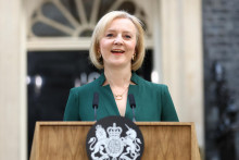 Liz Trussová počas svojho posledného prejavu na pozícii premiérky Británie. FOTO: REUTERS