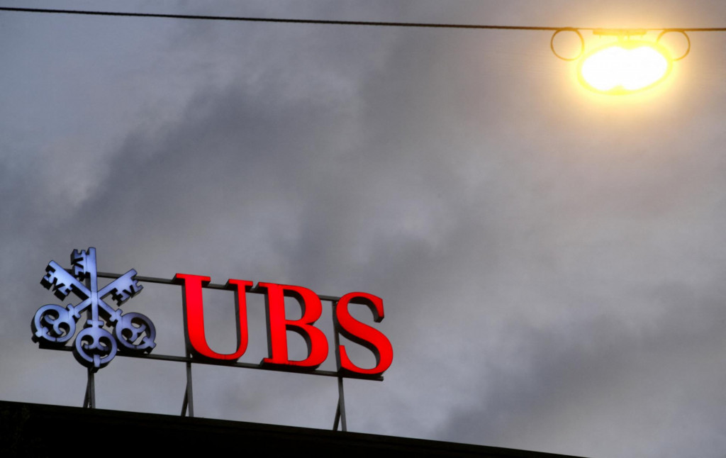 Logo švajčiarskej banky UBS je vidieť na pobočke v Zürichu. FOTO: Reuters