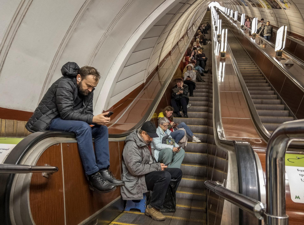 Ľudia v metre, ukrývajúci sa počas poplachu v Kyjeve. FOTO: REUTERS