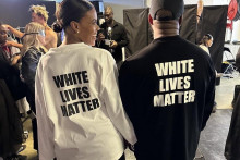 Kanye West na módnej prehliadke v Paríži s tričkom, ktorého heslo sa spája s americkými neonacistami.